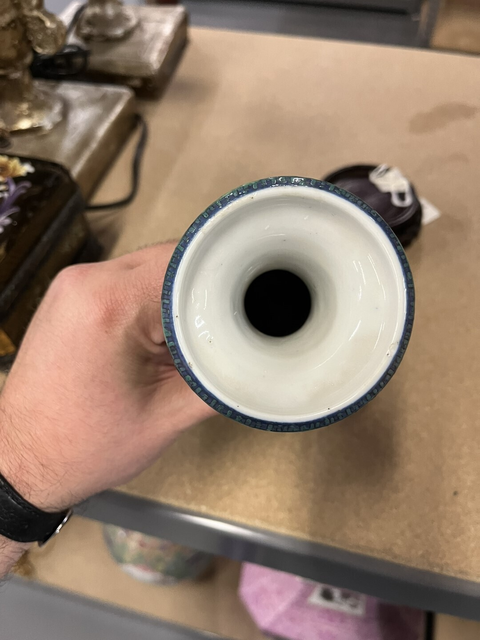 古玩陶瓷灑藍釉粉彩花卉紋盤口瓶真品鑒賞圖