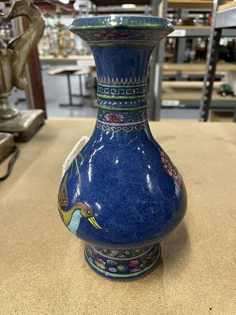 古玩陶瓷灑藍釉粉彩花卉紋盤口瓶真品鑒賞圖