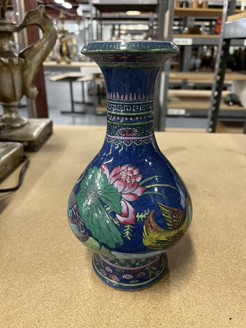 古玩陶瓷灑藍釉粉彩花卉紋盤口瓶真品鑒賞圖