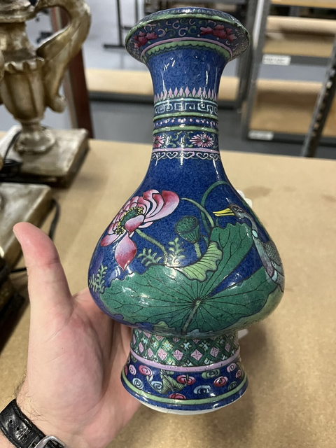 古玩陶瓷灑藍釉粉彩花卉紋盤口瓶真品鑒賞圖