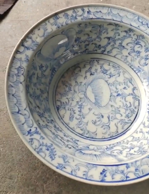 古玩陶瓷青花淡描花卉紋折沿盆真品鑒賞圖