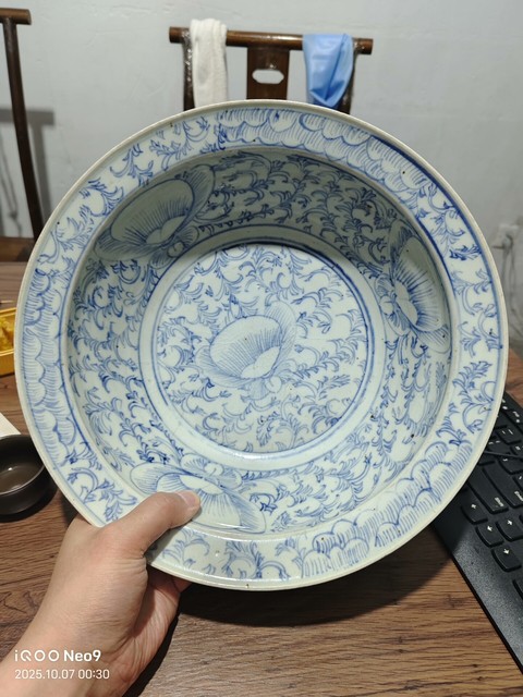 古玩陶瓷青花淡描花卉紋折沿盆真品鑒賞圖