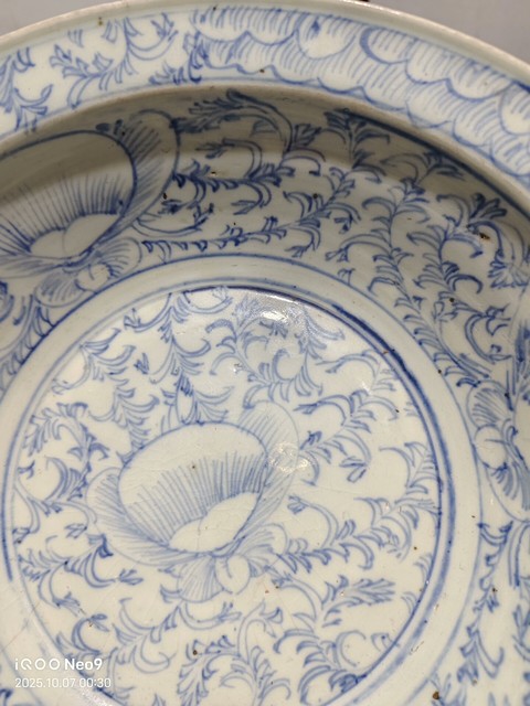 古玩陶瓷青花淡描花卉紋折沿盆真品鑒賞圖