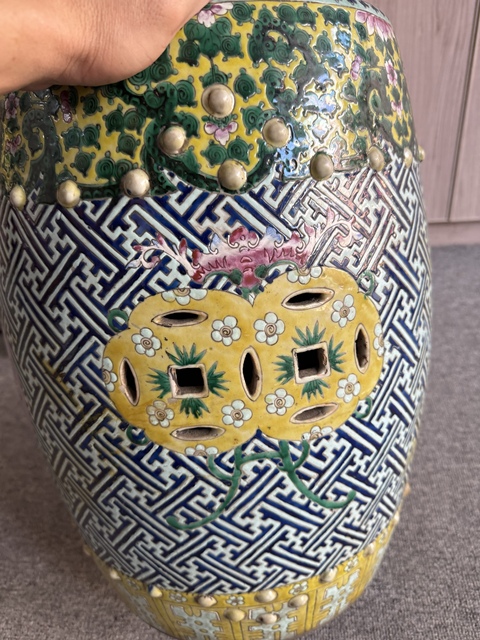 古玩陶瓷粉彩花卉開窗龍鳳紋繡墩真品鑒賞圖