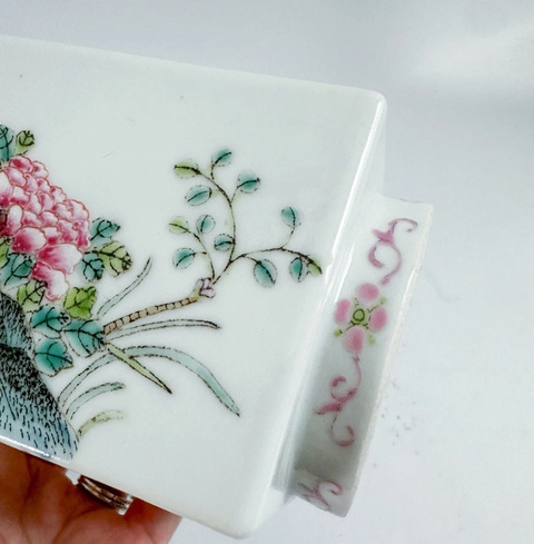 古玩陶瓷粉彩四季花卉紋琮式瓶真品鑒賞圖
