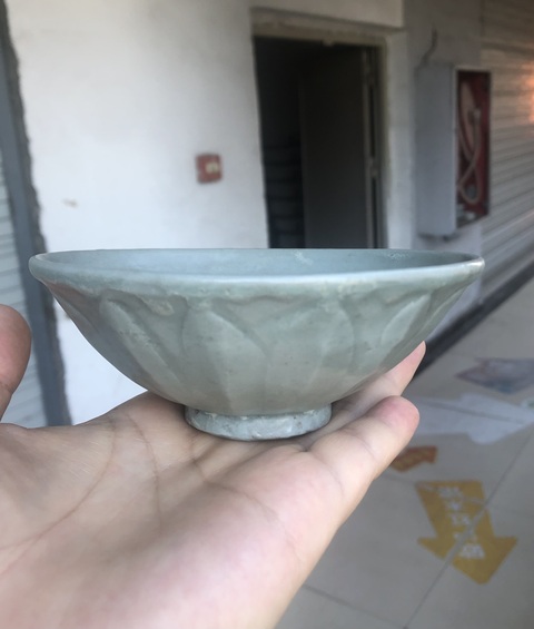 古玩陶瓷龍泉青瓷刻仰蓮紋碗真品鑒賞圖