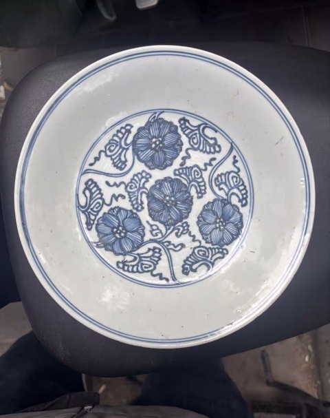 古玩陶瓷青花花卉紋盤真品鑒賞圖