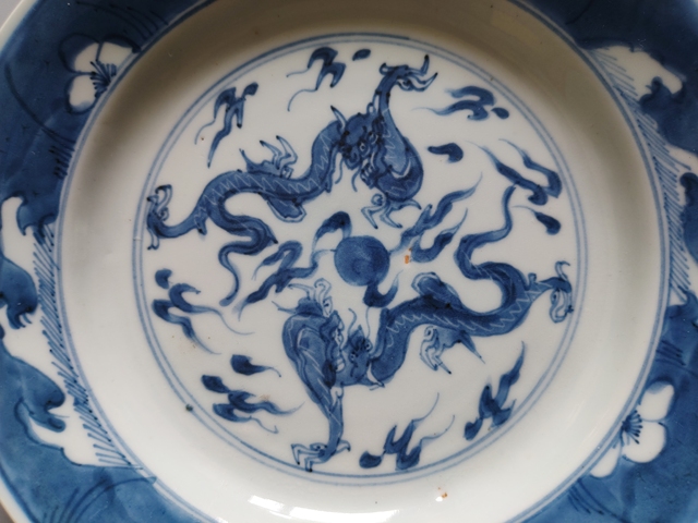 古玩陶瓷康熙趕珠龍紋青花盤真品鑒賞圖