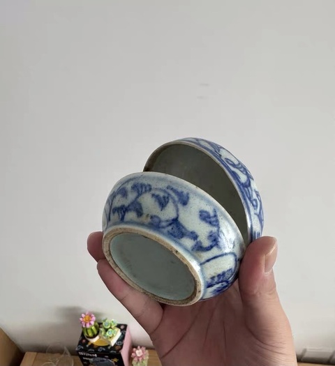 古玩陶瓷青花淡描花卉紋喜字粉盒真品鑒賞圖