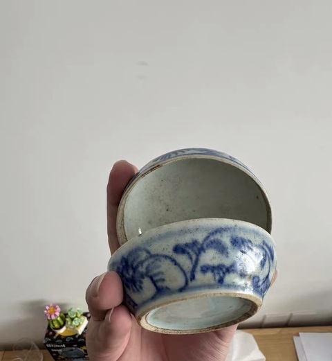 古玩陶瓷青花淡描花卉紋喜字粉盒真品鑒賞圖