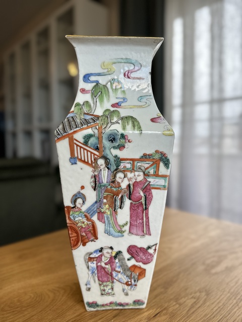 古玩陶瓷粉彩人物四方瓶真品鑒賞圖