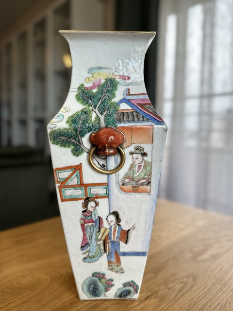 古玩陶瓷粉彩人物四方瓶真品鑒賞圖