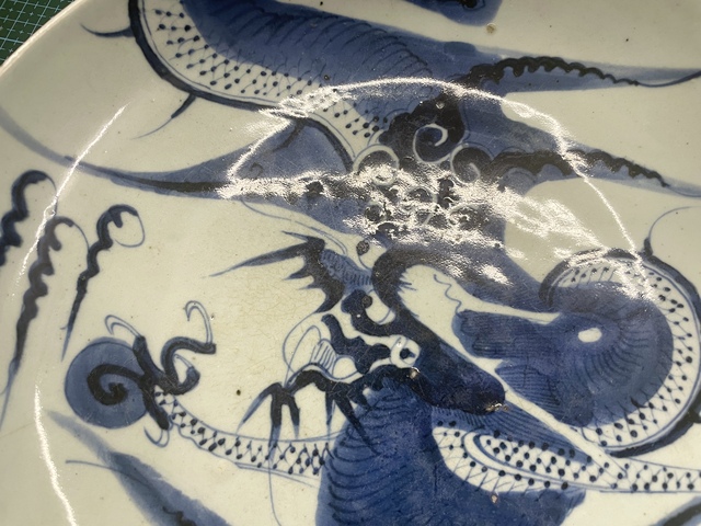古玩陶瓷過墻龍紋青花盤真品鑒賞圖
