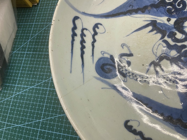 古玩陶瓷過墻龍紋青花盤真品鑒賞圖
