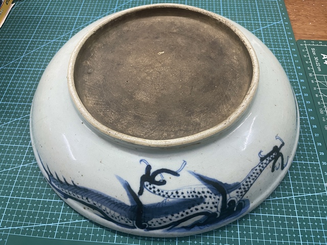 古玩陶瓷過墻龍紋青花盤真品鑒賞圖