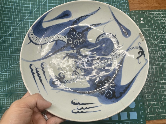 古玩陶瓷過墻龍紋青花盤真品鑒賞圖