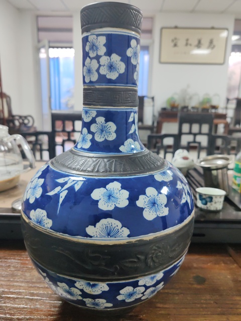古玩陶瓷青花留白梅紋鐵銹釉天球瓶拍賣,當前價格2000元