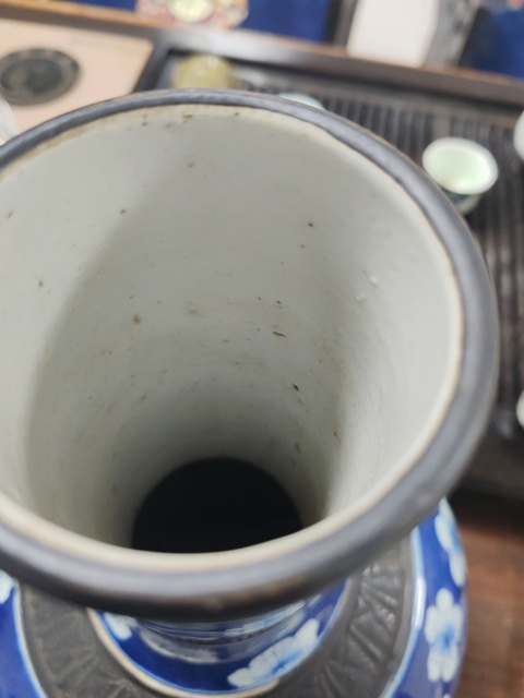 古玩陶瓷青花留白梅紋鐵銹釉天球瓶拍賣,當前價格2000元
