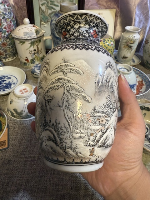 古玩陶瓷解放初粉彩雪景圖燈籠瓶拍賣，當前價格4500元