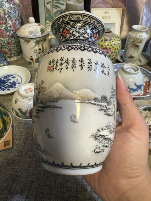 古玩陶瓷解放初粉彩雪景圖燈籠瓶拍賣，當前價格4500元