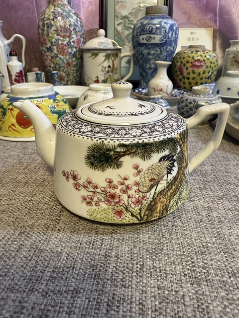古玩陶瓷粉彩松鶴延年圖茶壺真品鑒賞圖