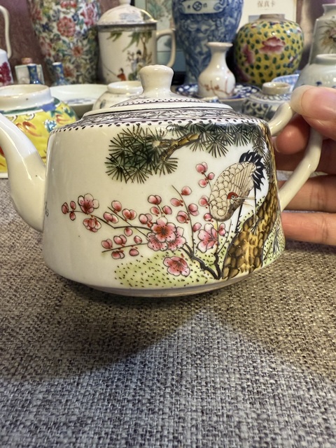 古玩陶瓷粉彩松鶴延年圖茶壺真品鑒賞圖