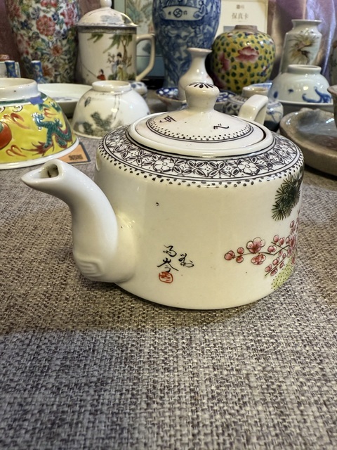 古玩陶瓷粉彩松鶴延年圖茶壺真品鑒賞圖
