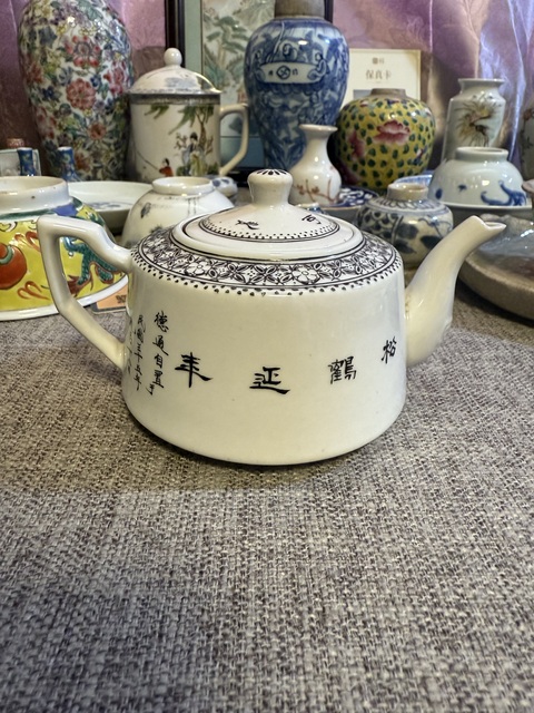 古玩陶瓷粉彩松鶴延年圖茶壺真品鑒賞圖