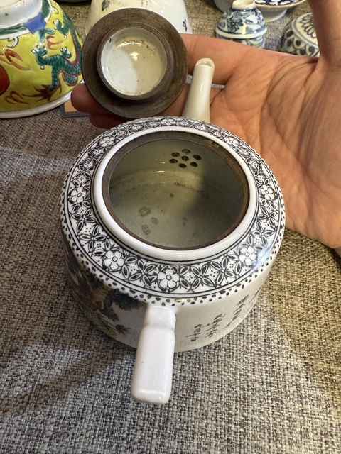 古玩陶瓷粉彩松鶴延年圖茶壺真品鑒賞圖