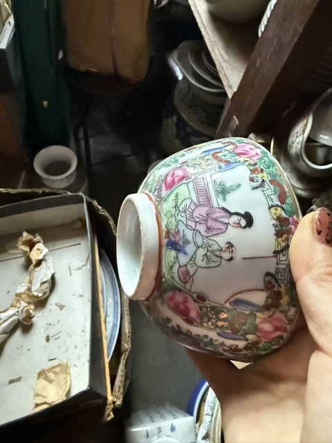 古玩陶瓷人物花鳥蝶紋廣彩茶圓真品鑒賞圖
