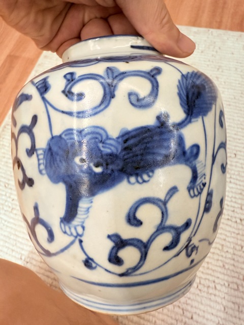 古玩陶瓷青花獅子穿花罐真品鑒賞圖