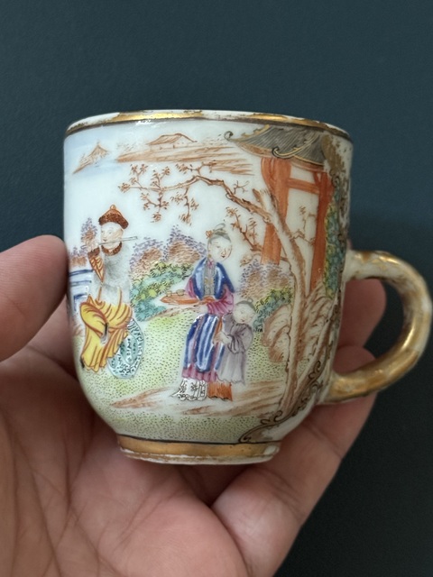 古玩陶瓷人物紋廣彩執(zhí)杯真品鑒賞圖