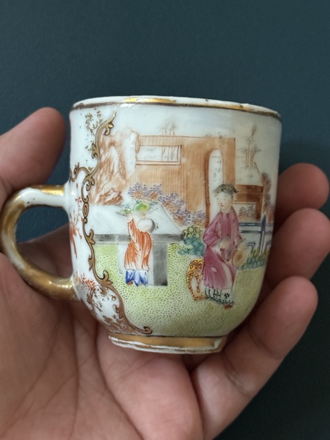 古玩陶瓷人物紋廣彩執(zhí)杯真品鑒賞圖
