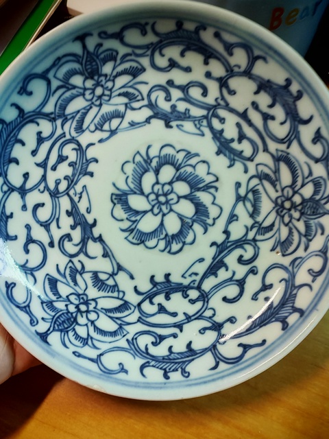 古玩陶瓷花卉紋青花盤真品鑒賞圖