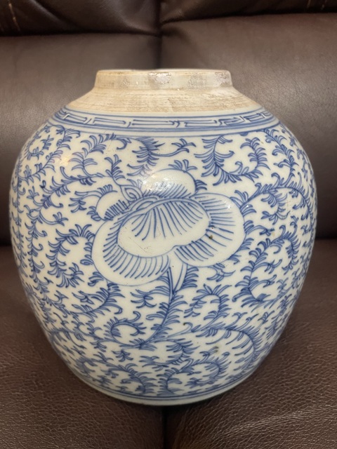 古玩陶瓷花卉紋青花罐真品鑒賞圖