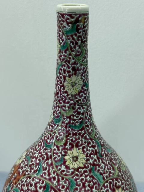 古玩陶瓷胭脂地粉彩龍穿花卉紋膽瓶真品鑒賞圖