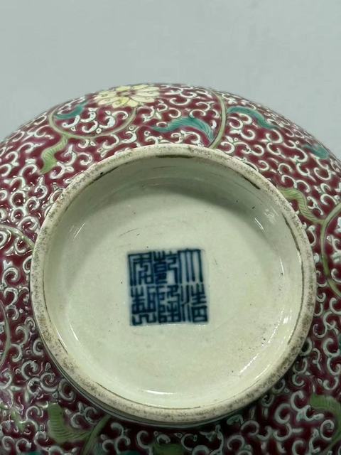 古玩陶瓷胭脂地粉彩龍穿花卉紋膽瓶真品鑒賞圖