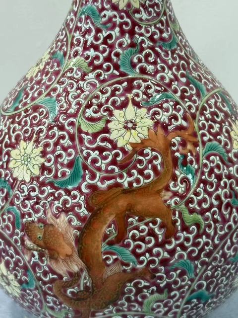 古玩陶瓷胭脂地粉彩龍穿花卉紋膽瓶真品鑒賞圖