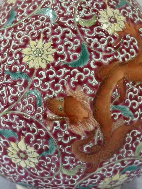 古玩陶瓷胭脂地粉彩龍穿花卉紋膽瓶真品鑒賞圖