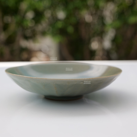 古玩陶瓷龍泉青瓷刻仰蓮紋盤真品鑒賞圖