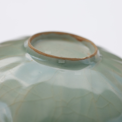 古玩陶瓷龍泉青瓷刻仰蓮紋盤真品鑒賞圖
