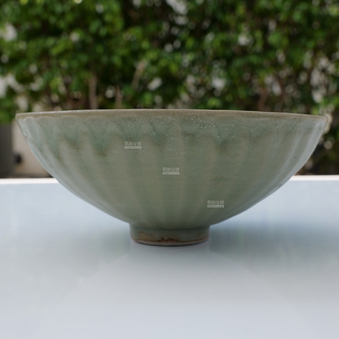古玩陶瓷龍泉青瓷刻仰蓮紋碗真品鑒賞圖