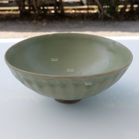 古玩陶瓷龍泉青瓷刻仰蓮紋碗真品鑒賞圖