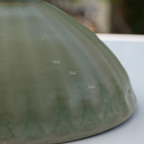 古玩陶瓷龍泉青瓷刻仰蓮紋碗真品鑒賞圖