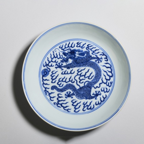 古玩陶瓷青花雙龍戲珠紋臥盤真品鑒賞圖