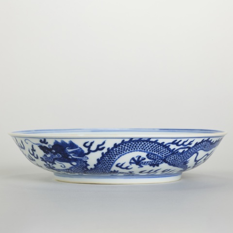 古玩陶瓷青花雙龍戲珠紋臥盤真品鑒賞圖