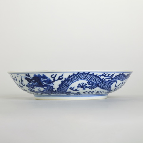 古玩陶瓷青花雙龍戲珠紋臥盤真品鑒賞圖