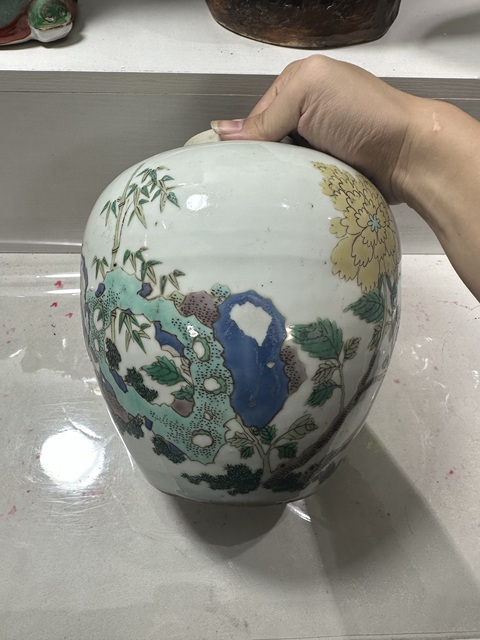 古玩陶瓷洞石花卉粉彩罐真品鑒賞圖