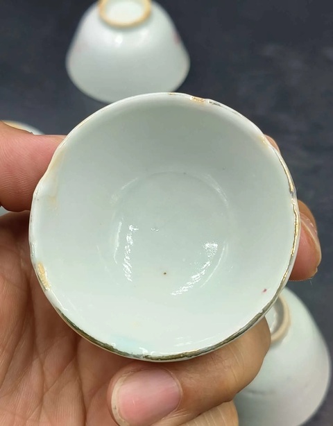 古玩陶瓷胭脂紅彩山水紋小酒盅真品鑒賞圖