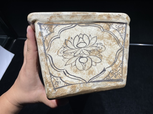 古玩陶瓷白地黑花刻繪人物故事瓷枕真品鑒賞圖